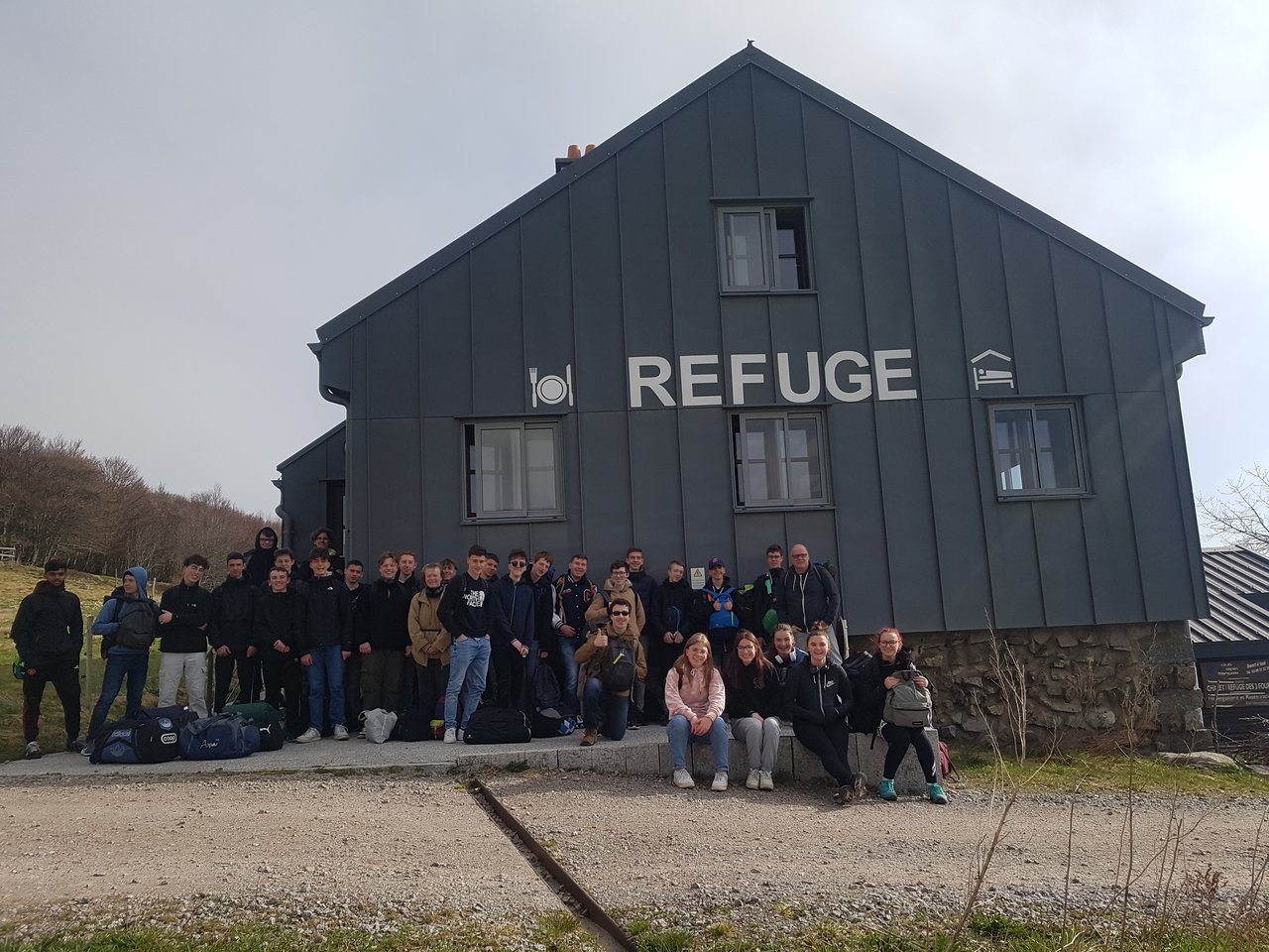 Photo de classe devant le chalet-refuge des 3 Fours